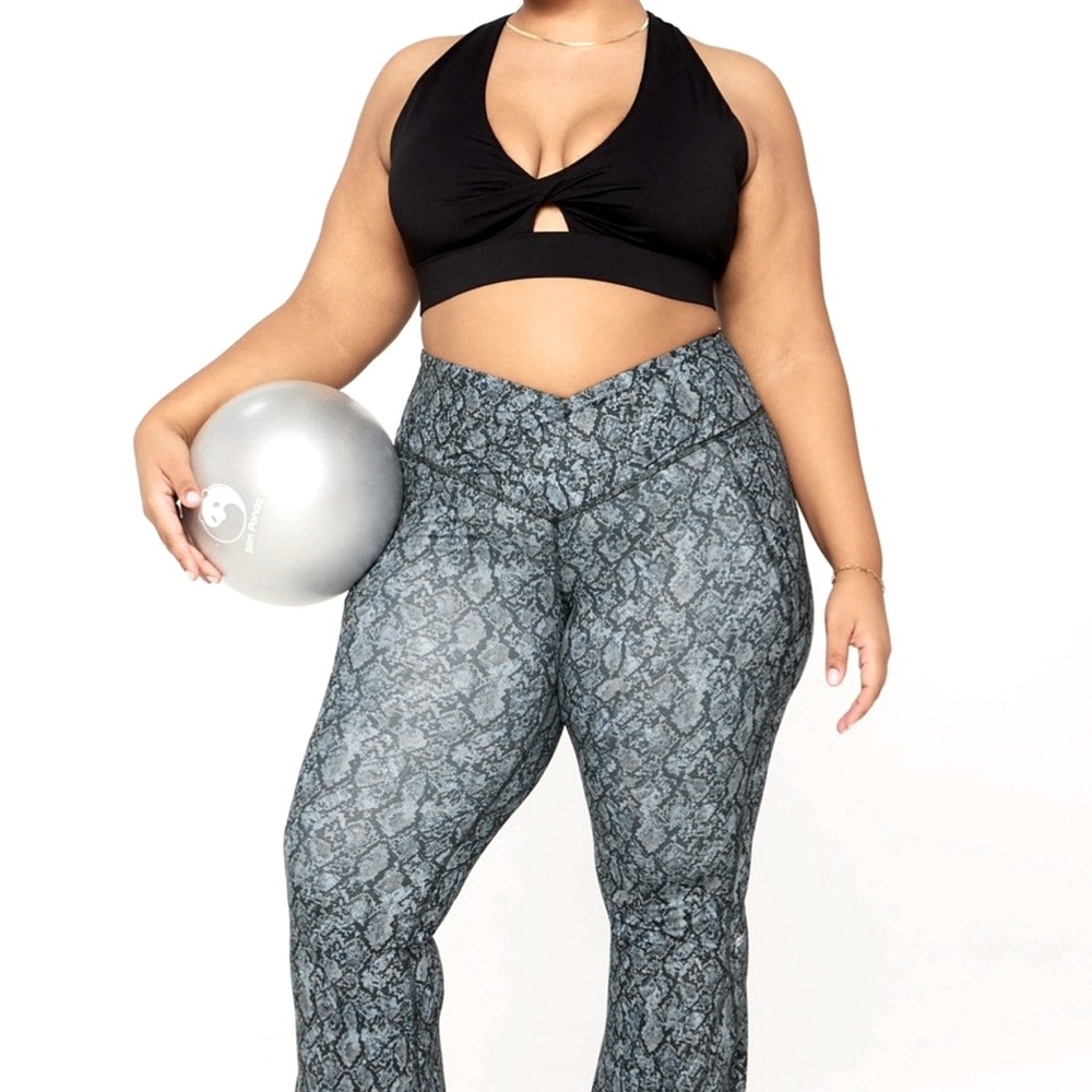 Fabletics Oasis Twist Black Medium Impact Sports … - image 3